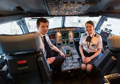 بالصور.. «هوجو وهانا».. طياران يتشاركان معا في «الحياة الزوجية وقمرة القيادة»