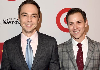 نجم مسلسل «بيج بانج ثيورى» جيم بارسنز يتزوج صديقه