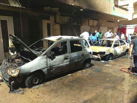 بالصور.. السيطرة على حريق شب في سيارتين ومحلين تجاريين بدمنهور