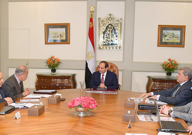 «السيسي» يبحث تخفيض عجز الموازنة مع «إسماعيل» و«الجارحي»