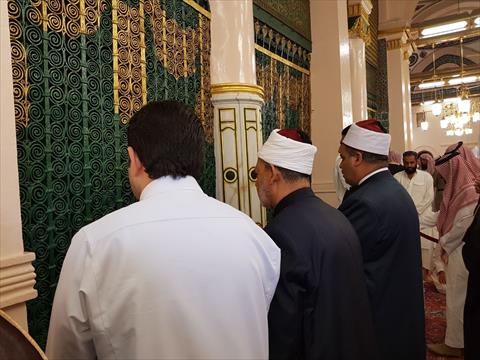 بالصور.. شيخ الأزهر يؤدي مناسك العمرة