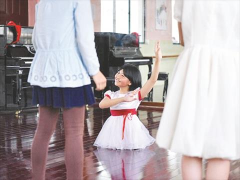 فقدت قدميها في حادث سيارة.. وصارت أصغر راقصة باليه