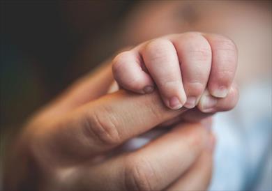 «روميو وجولييت».. رضيعان جمعتهما المصادفة في المستشفى