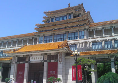 أحد هواة جمع التحف يتبرع بـ10 آلاف قطعة آثار فلكلورية لمتحف في الصين