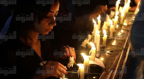 وقفة بالشموع أمام نقابة الصحفيين حدادا على ضحايا الطائرة المنكوبة - تصوير: إبراهيم عزت