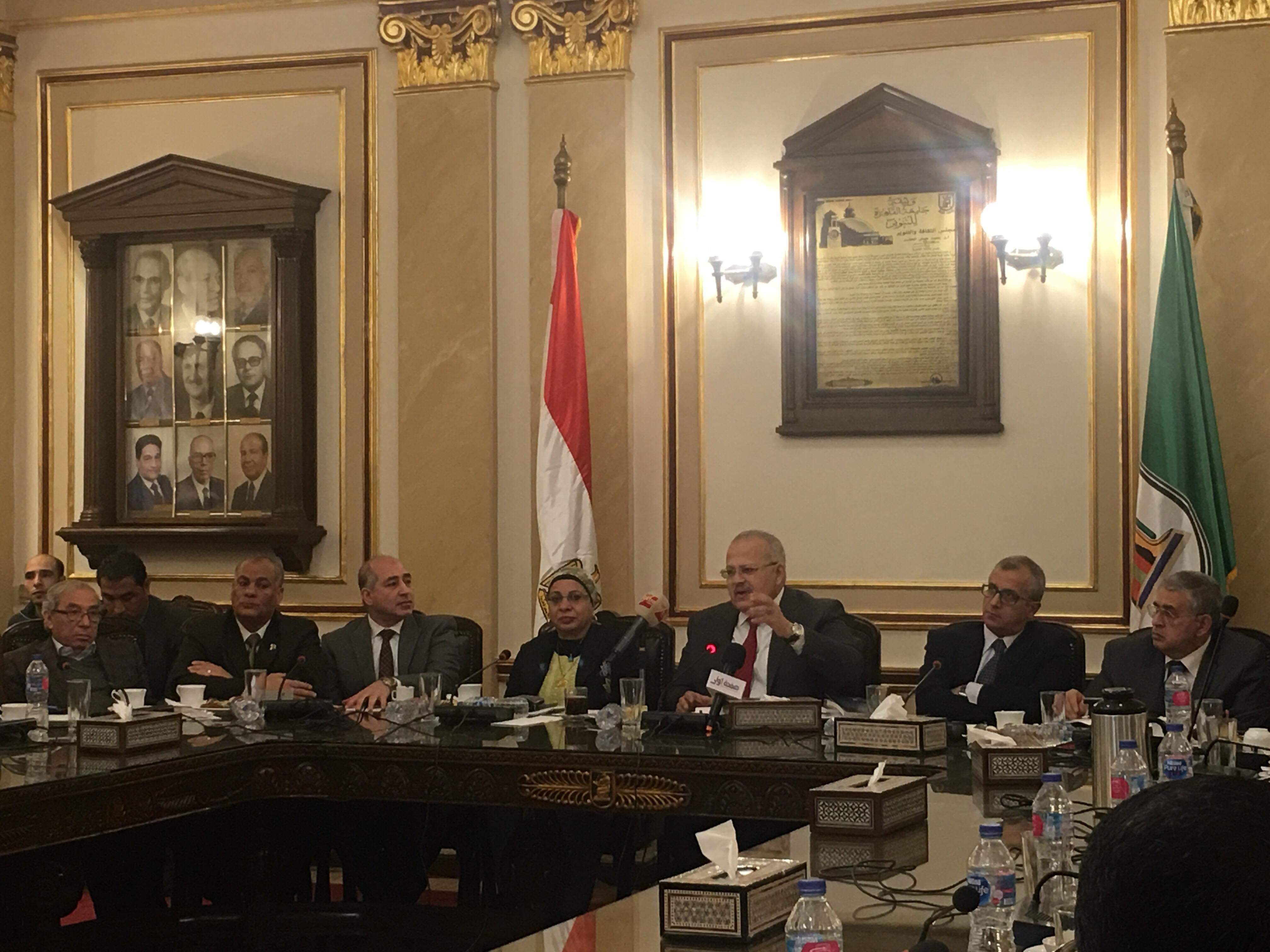 الخشت: رفضنا طرح كتاب مادة التفكير النقدي مجانا.. واستبعدنا أساتذة من تدريسها بسبب ضعفهم الخشت: رفضنا طرح كتاب مادة التفكير النقدي مجانا.. واستبعدنا أساتذة من تدريسها بسبب ضعفهم