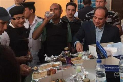 بالصور.. السيسي يتناول الإفطار مع أفراد أحد الأكمنة الأمنية بالقاهرة