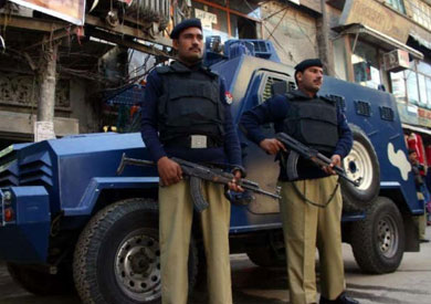 لرفضها تنظيف الفصل.. معلمان يلقيان طالبة من الطابق الثالث في مدرسة بباكستان