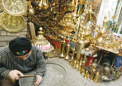 خبراء يحذرون من اندثار حرفة النحاسين.. ويطالبون بمدارس فنية لحماية المهنة