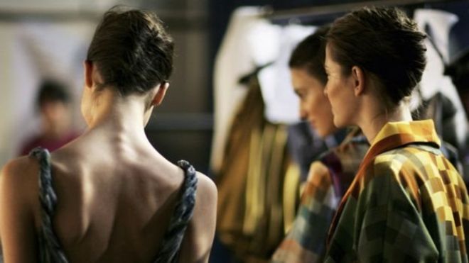 فرنسا تحظر تشغيل عارضات الأزياء شديدات النحافة