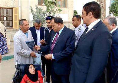 رئيس جامعة بني سويف يتحمل نفقات إصلاح كراسي كهربائية لطالبتين من ذوي الإعاقة رئيس جامعة بني سويف يتحمل نفقات إصلاح كراسي كهربائية لطالبتين من ذوي الإعاقة