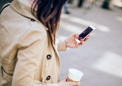مدينة أمريكية تحظر استخدام الهواتف أثناء السير في الشوارع