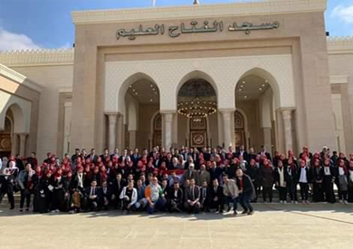 رئيس وطلاب جامعة القاهرة يؤدون صلاة الجمعة من مسجد الفتاح العليم 