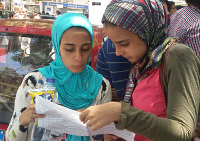 ثورة أمهات مصر: اختلاف معلمي الفيزياء في حل أسئلة امتحان للأول الثانوي - 
        بوابة الشروق