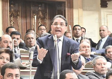 تحركات برلمانية للإطاحة بالنائب «عبدالرحيم على»