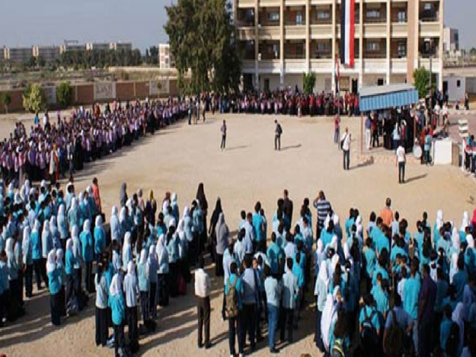 التحقيق مع معلم رفض «تحية العلم» في يوم الشهيد بالوادي الجديد