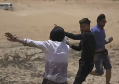 بالفيديو.. محمد الحلو ينهال على رامز جلال ضربا بالحزام: «الكبار لأ»