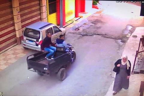 بالصور.. لصان يسرقان سيدة بالمنصورة.. ورواد «فيسبوك» يطالبون بضبط الجناة