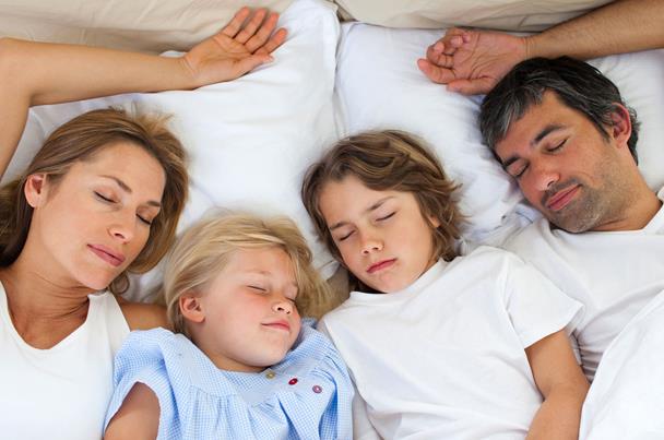 الأطفال ينامون عدد ساعات أقل في غرفة الآباء