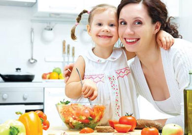 لطفلك.. قائمة بالأطعمة غير الصحية وبدائلها المفيدة