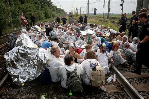 بالصور.. متظاهرون يعترضون طريق قطارات نقل الفحم بألمانيا
