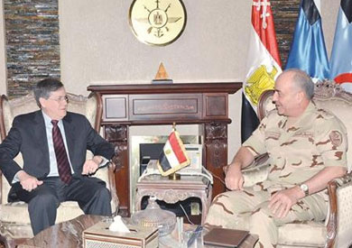 رئيس الأركان يبحث التعاون العسكرى مع مدير القوة متعددة الجنسيات