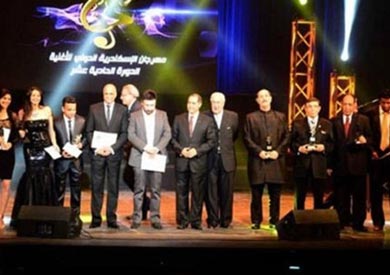 بالفيديو.. مهرجان الإسكندرية الدولي للأغنية يكرم صناع «جراند أوتيل»