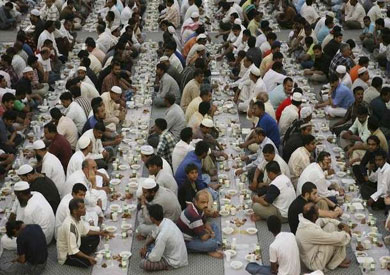 دراسة تاريخية ترصد موائد الرحمن منذ عهد الرسول وحتى العصر الحديث