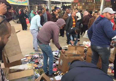 بالصور.. «المصنفات» تضبط 83 كتابا مزورا من إصدارات «الشروق» بمعرض الكتاب