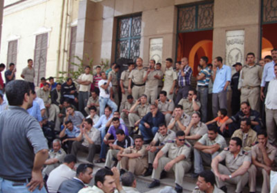 Résultat de recherche d'images pour "‫انتفاضة لأمناء الشرطة المصرية‬‎"