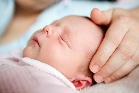 ربة منزل تعرض طفلتها الرضيعة للبيع بـ200 ألف جنيه