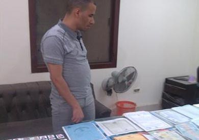 ضبط طالب جامعي بالفيوم ينتحل صفة موظف بإدارة السجلات العسكرية