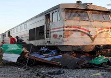 مصرع 3 فى تصادم قطار بسيارة نقل أثناء عبورها مزلقان بقنا