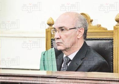 فى قضية «اللجان النوعية».. دفاع المستشار الاقتصادى لمرسى يطلب شهادة لإثبات وظيفته.. والقاضى: مش مهمة