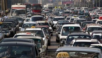 توقف حركة المرور على الطريق الزراعي ببنها بسبب انقلاب سيارة نقل