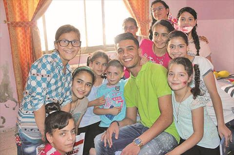 عساف يغنى لأيتام فلسطين