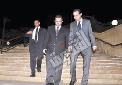 رئيس الوزراء فى طريقه إلى قاعة العزاء تصوير جورج محسن