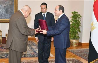 «السيسي» يمنح وسام الجمهورية لرئيس مجلس الدولة السابق.. و«أبو العزم» يؤدي اليمين