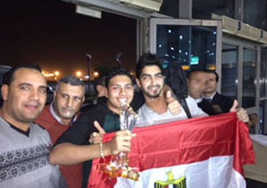 مئات المعجبين يستقبلون محمد شاهين نجم ستار أكاديمي بمطار القاهرة - 

        