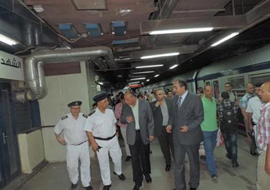 بالصور.. مدير شرطة النقل يكلف بإزالة الباعة الجائلين المنتشرين في محطة مترو «كوبري القبة»