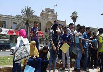 وقفة احتجاجية للعشرات من طلاب الثانوية العامة للمطالبة بإقالة وزير التعليم