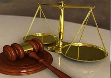 شباب الخريجين يتهمون مسؤولا بالاستيلاء على أراضيهم بمساعدة ضابط في أسوان