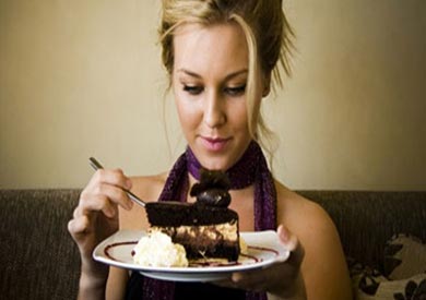 احذرى.. الإكثار من تناول الحلويات فى رمضان يضر البشرة