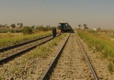 «قطار بدون جرار» يثير الفزع بين أهالي سمالوط بالمنيا