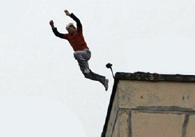 بالفيديو.. محافظ الإسكندرية يقنع شابا بالتراجع عن الانتحار