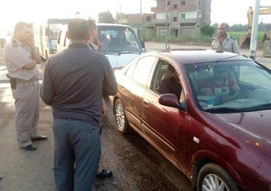 ضباط شرطة يوزعون وجبات إفطار على المارة بالشرقية