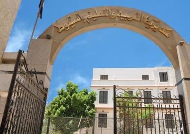 «تعليم أسيوط»: عدم إلزام أولياء الأمور بطوابع التأمين الصحي عند التقديم بالمدارس