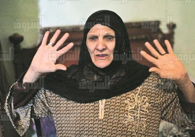 أم المتهم بتعرية «سيدة المنيا»: آويتها في بيتي لحمايتها