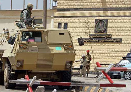 «الخليصى» يتفقد السجون ويشدد على إجراءات التفتيش ورعاية المرضى والطلبة المسجونين