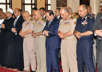 الرئيس السيسي يؤدي صلاة الجمعة في مسجد الجامع بأسوان